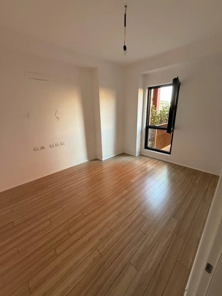 Tirane, affitto ufficio al piano 4, 114 m² 1.200 € (VIA KAVAJES)