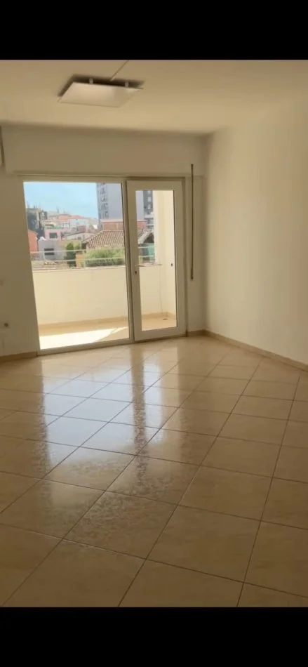 Tirane, affitto ufficio al secondo piano, 128 m², 500 € (SIRI KODRA)