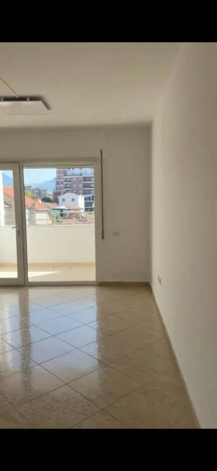 Tirane, affitto ufficio al secondo piano, 128 m², 500 € (SIRI KODRA)