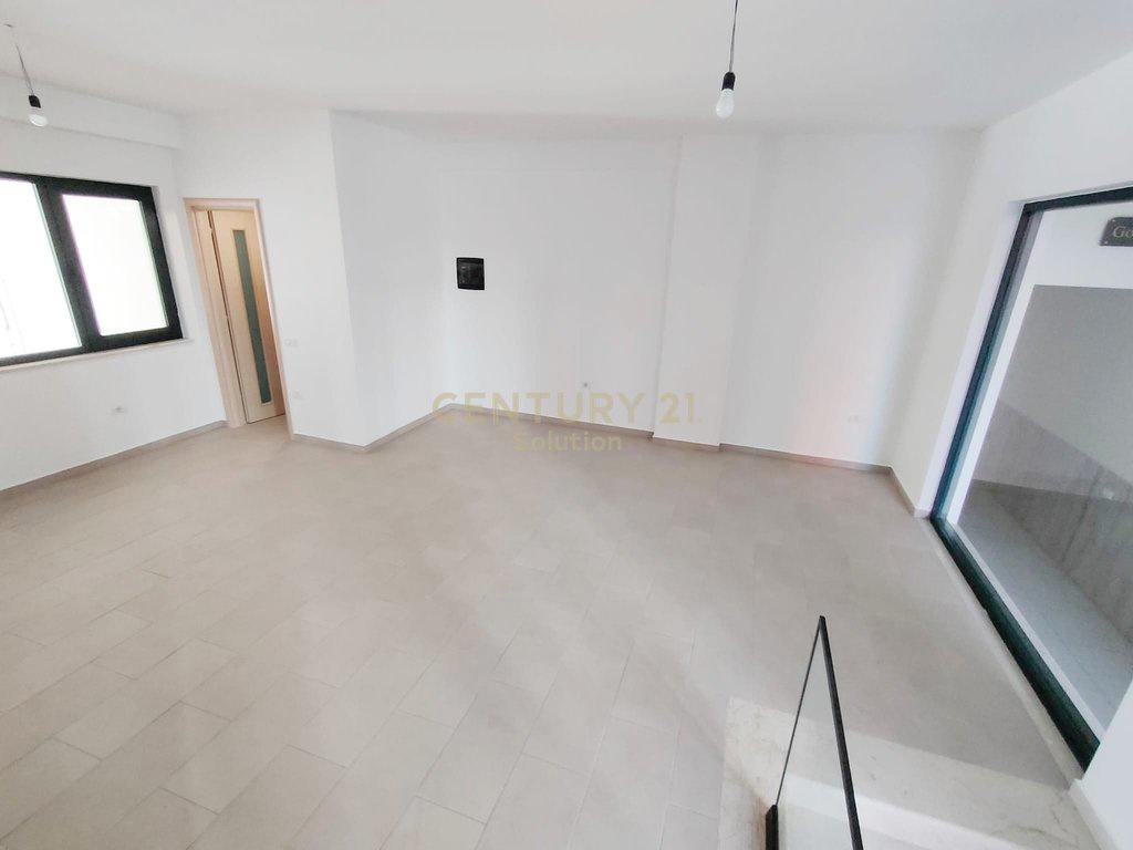 NJESI KOMERCIALE 44M2 PER QIRA NE UNAZEN E RE ! 350 € /Muaj