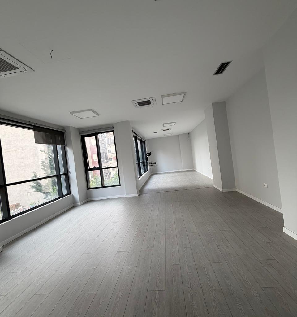 ZYRE ME QERA 404 M2 PAZARI I RI 520.000 LEKE FH-74595