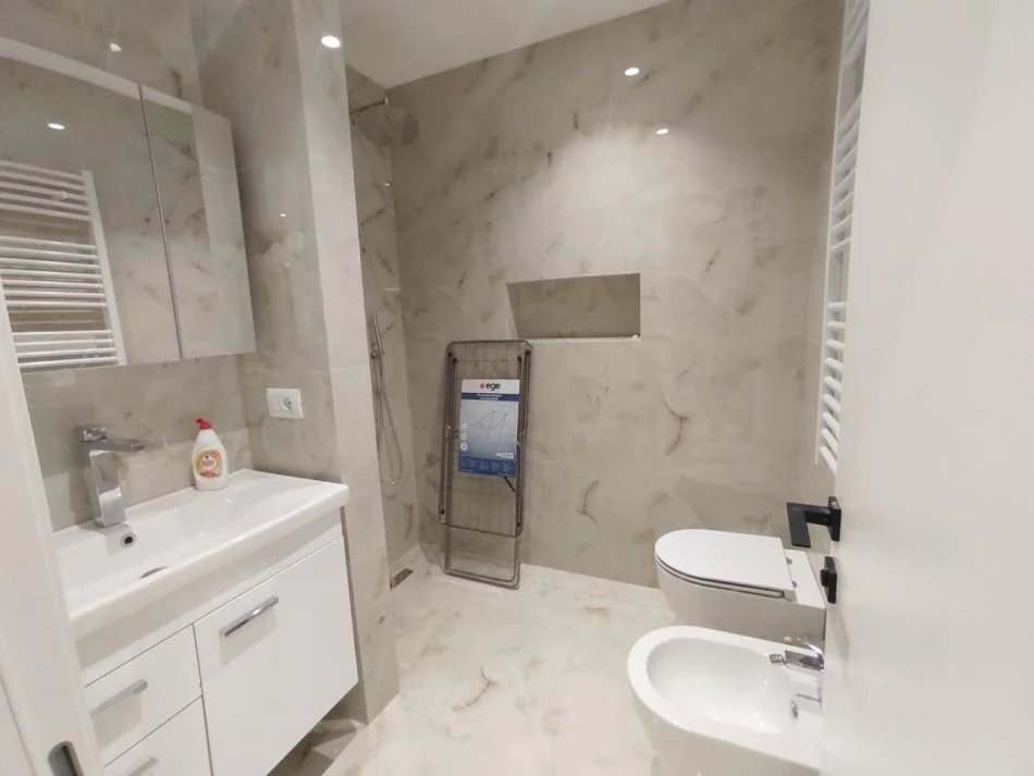 Tirane, affitto appartamento 2+1+Balcone Piano 2, 80 m² 750 € (LIQUIDO FREDDO)
