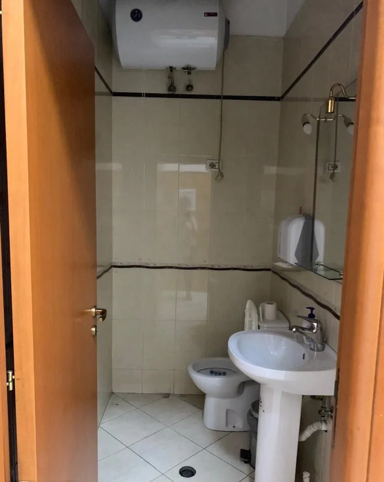 Tirane, affitto ufficio al piano terra, 39 m², 500 € (VIA ELBASANIT)