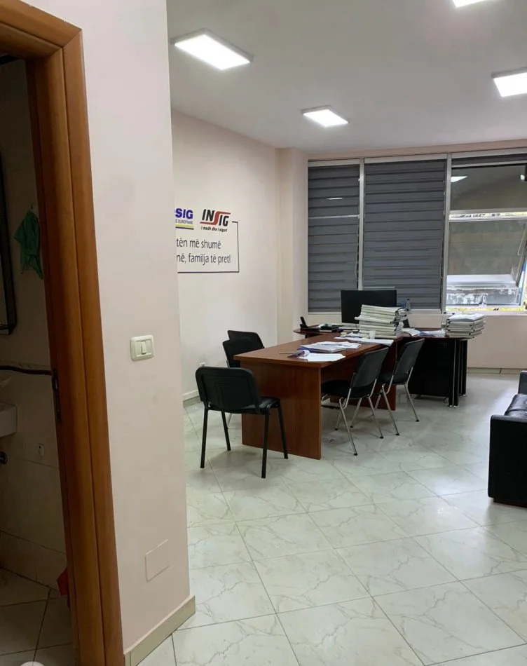 Tirane, affitto ufficio al piano terra, 39 m², 500 € (VIA ELBASANIT)