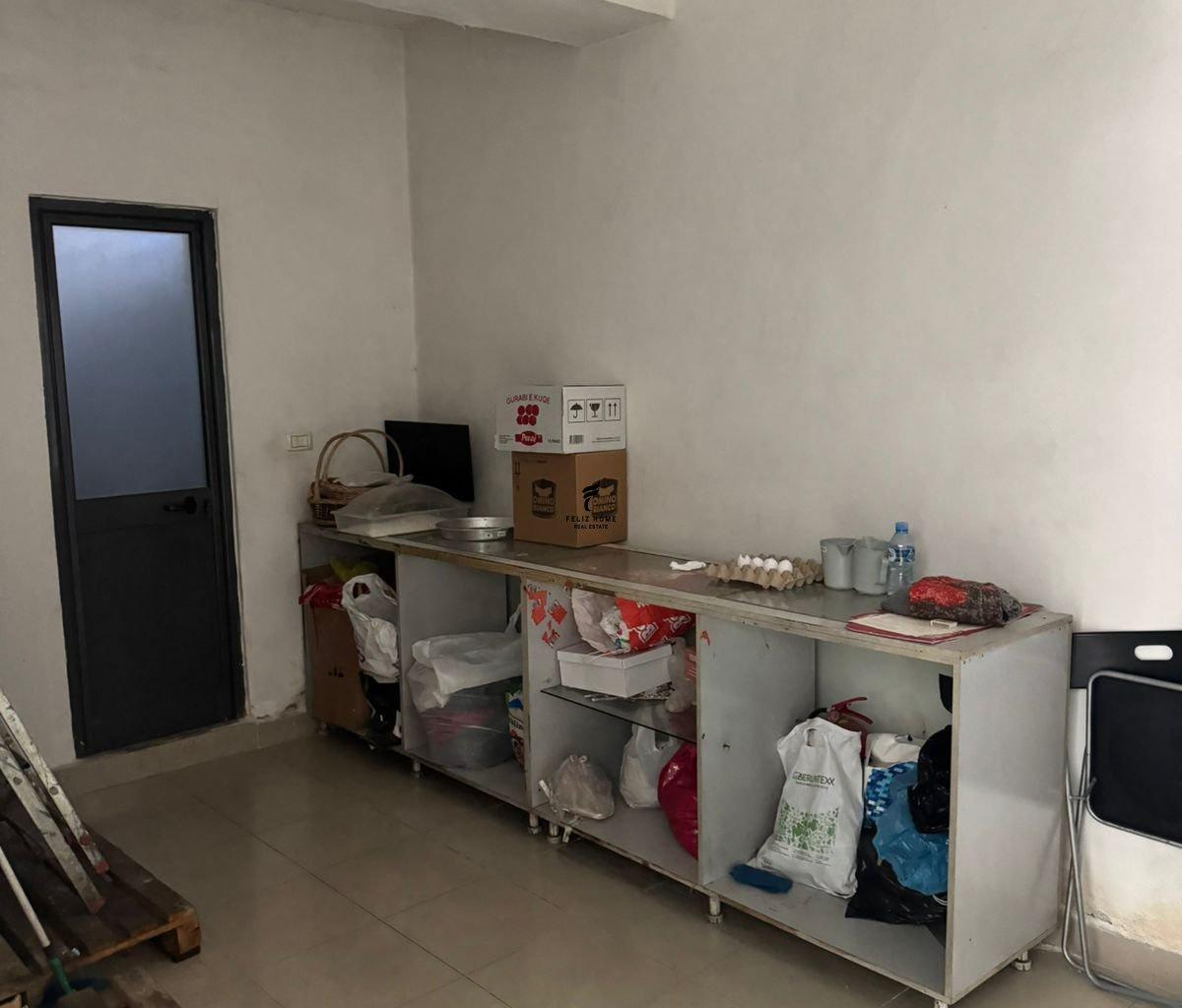 Negozio con Vetrina di 70 m² in Vasil Shanto 180.000 LEK FH-71679