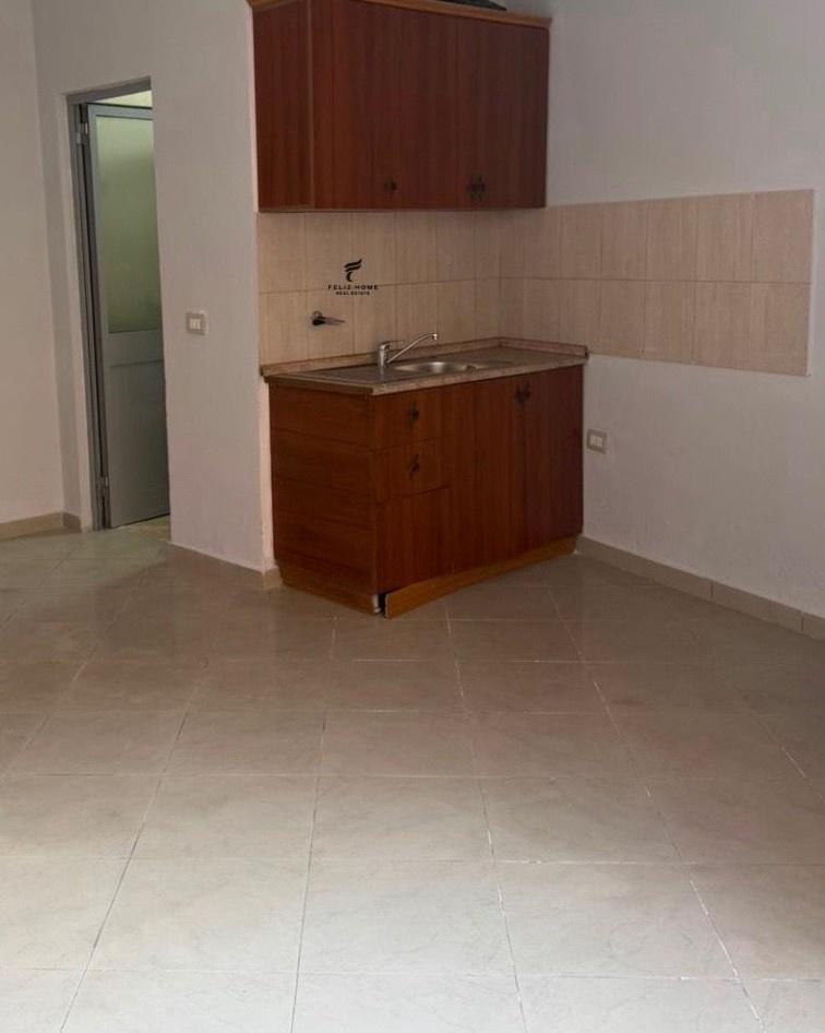 Negozio con vetrina di 40 m² in zona Peza - 39.000 LEKE