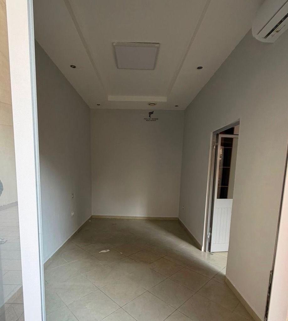 Negozio con vetrina di 40 m² in zona Peza - 39.000 LEKE