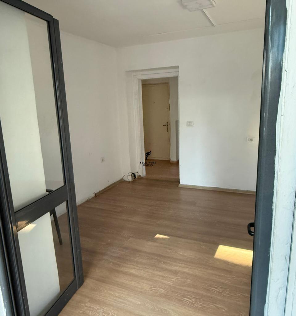 SHOP WITH 30 M2 FLOOR AREA 40,000 LEK, BRICK BUILDING, 40,000 LEK