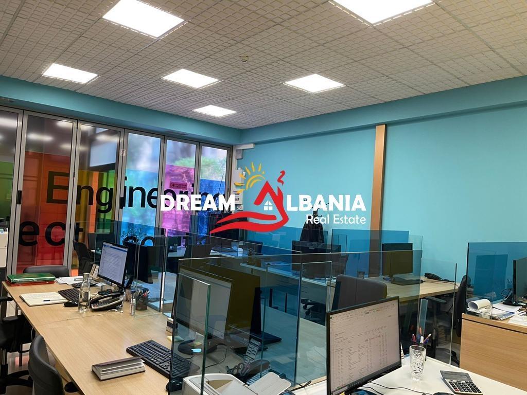 Ambient biznesi me qira ne zonen e Bllokut (ID 4271844)