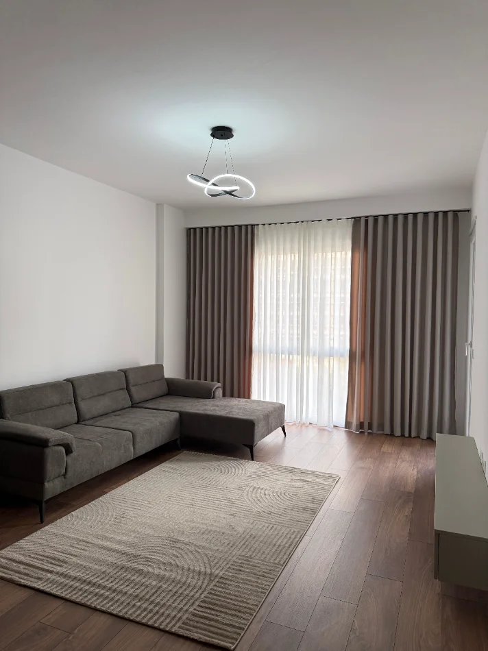 Tirane, jepet me qera apartament 1+1+Ballkon Kati 3, 65 m² 530 € (paskuqan)