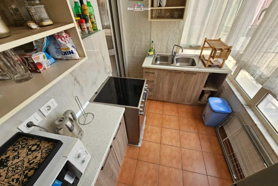 Tirana, affitto appartamento 1+1 con balcone al 4° piano, 600 € (Selvia)