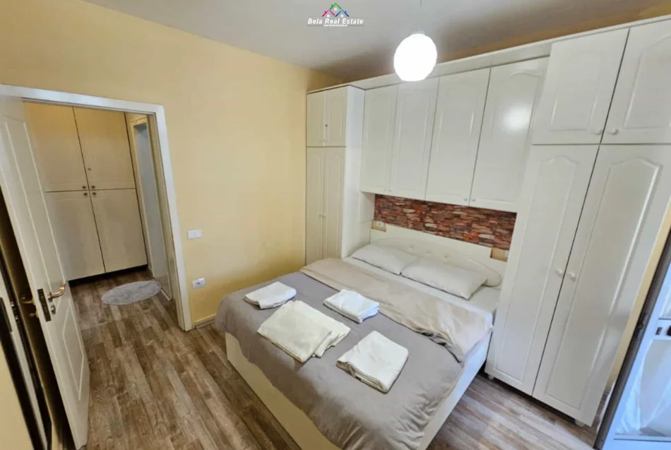 Tirana, affitto appartamento 1+1 con balcone al 4° piano, 600 € (Selvia)