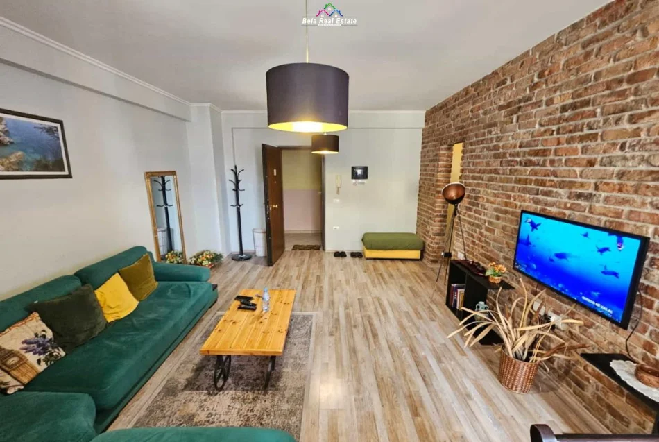 Tirana, affitto appartamento 1+1 con balcone al 4° piano, 600 € (Selvia)