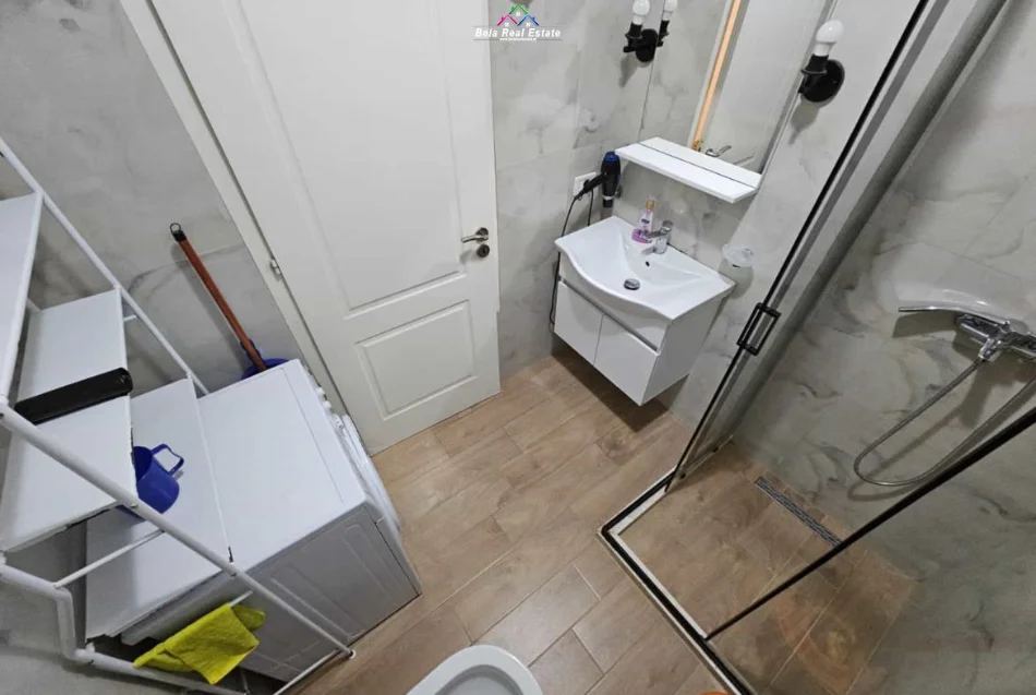 Tirana, affitto appartamento 1+1 con balcone al 4° piano, 600 € (Selvia)