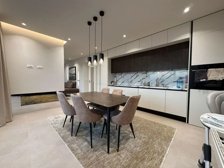 Tirane, shitet apartament 1+1+Ballkon Kati 4, 59 m² 171.000 € (QENDER)
