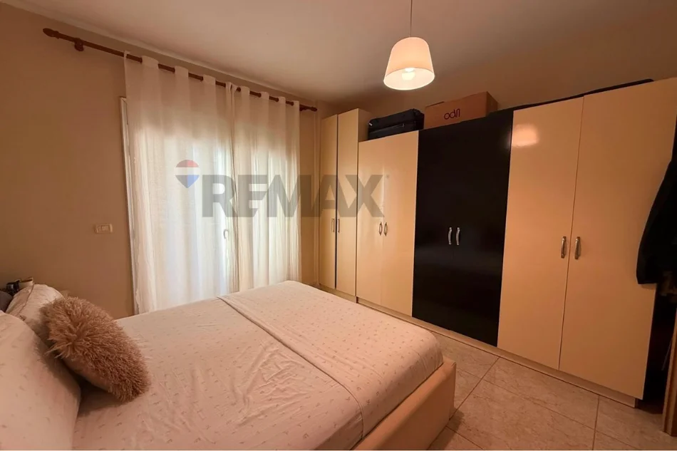 Tirana, affitto appartamento 1+1 al settimo piano, 70 m², 700 € (Via Islam Alla)