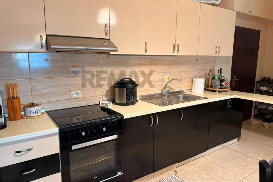 Tirana, affitto appartamento 1+1 al settimo piano, 70 m², 700 € (Via Islam Alla)