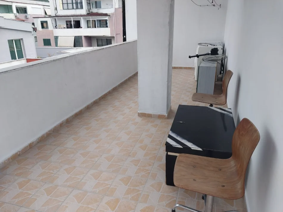 Tirane, affitto appartamento 1+1 con balcone al 5° piano, 70 m², 320 € (Via Muhamed Deliu)