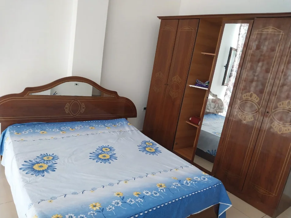 Tirane, affitto appartamento 1+1 con balcone al 5° piano, 70 m², 320 € (Via Muhamed Deliu)