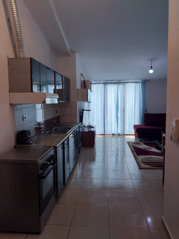 Tirane, affitto appartamento 1+1 con balcone al 5° piano, 70 m², 320 € (Via Muhamed Deliu)