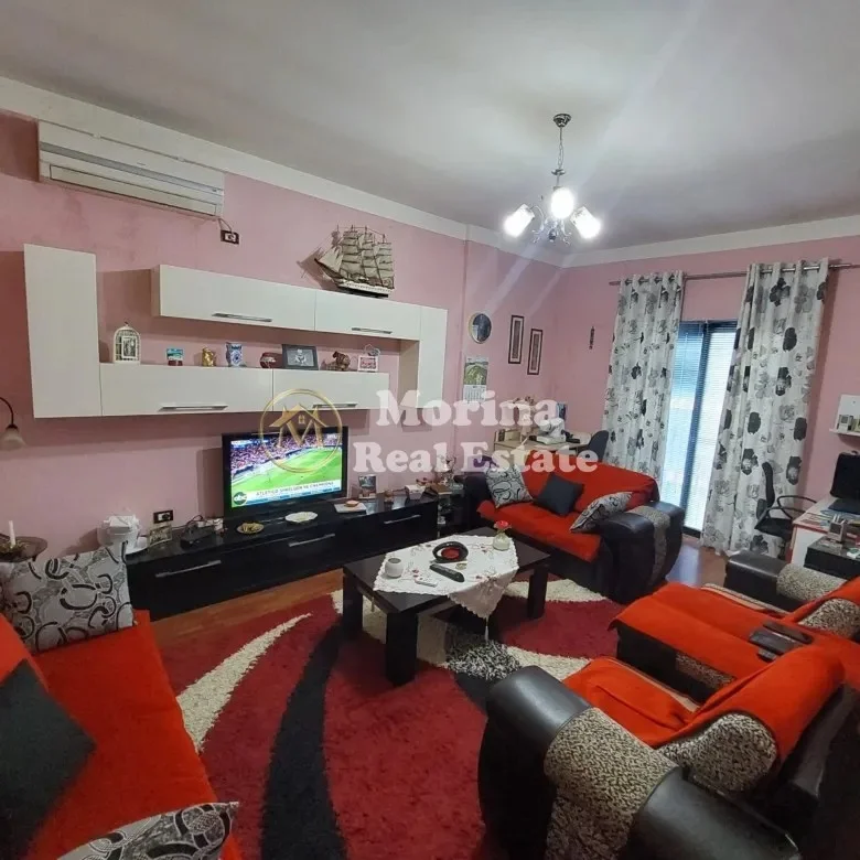 Tirane, vendesi Villa a 3 piani, 300 m², 320.000 € (Via 5 Maggio)