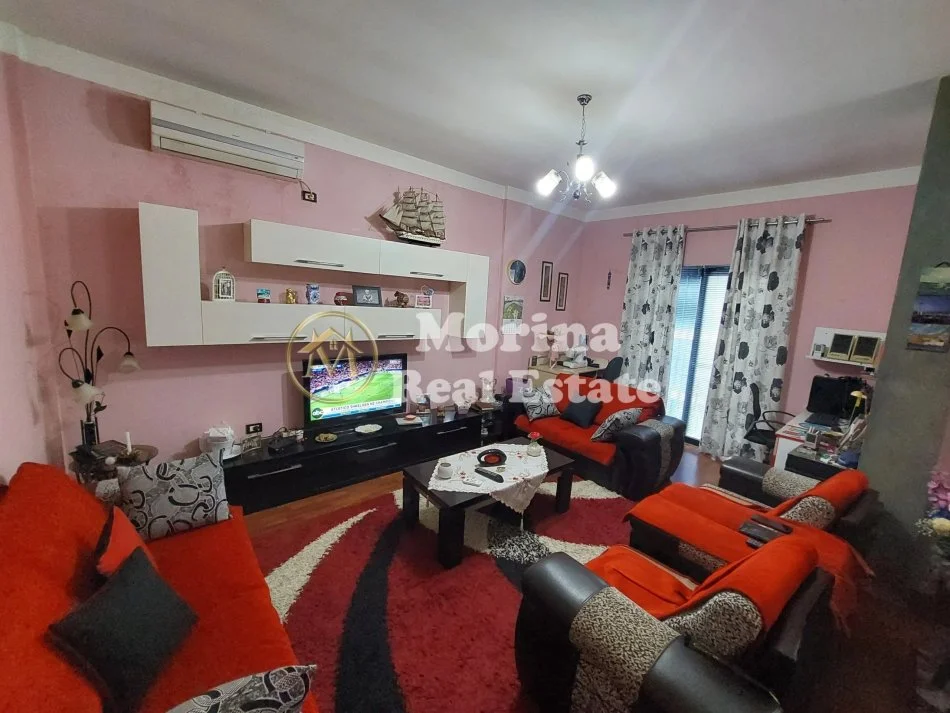 Tirane, vendesi Villa a 3 piani, 300 m², 320.000 € (Via 5 Maggio)