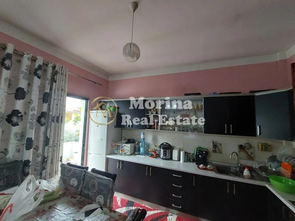 Tirane, vendesi Villa a 3 piani, 300 m², 320.000 € (Via 5 Maggio)