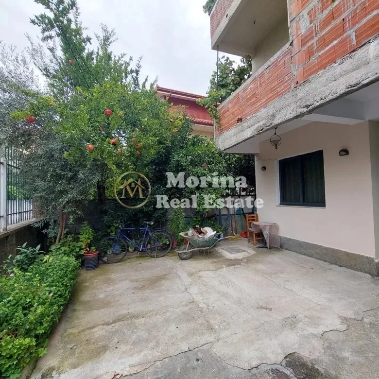Tirane, vendesi Villa a 3 piani, 300 m², 320.000 € (Via 5 Maggio)