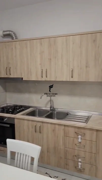 Tirana, affitto appartamento 2+1 al quinto piano, 87 m², 600 € (YBERRISHT)