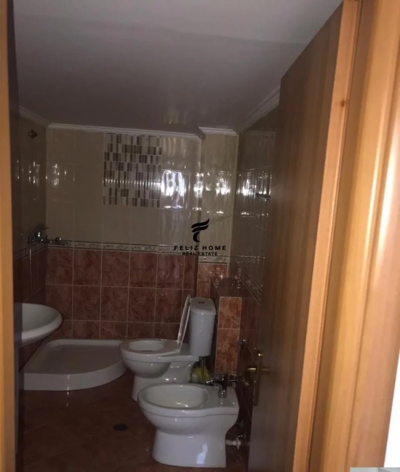 Tirana, affitto mensile appartamento 2+1 Piano 3, 90 m² 650 € (COMUNE DI PARISIT)