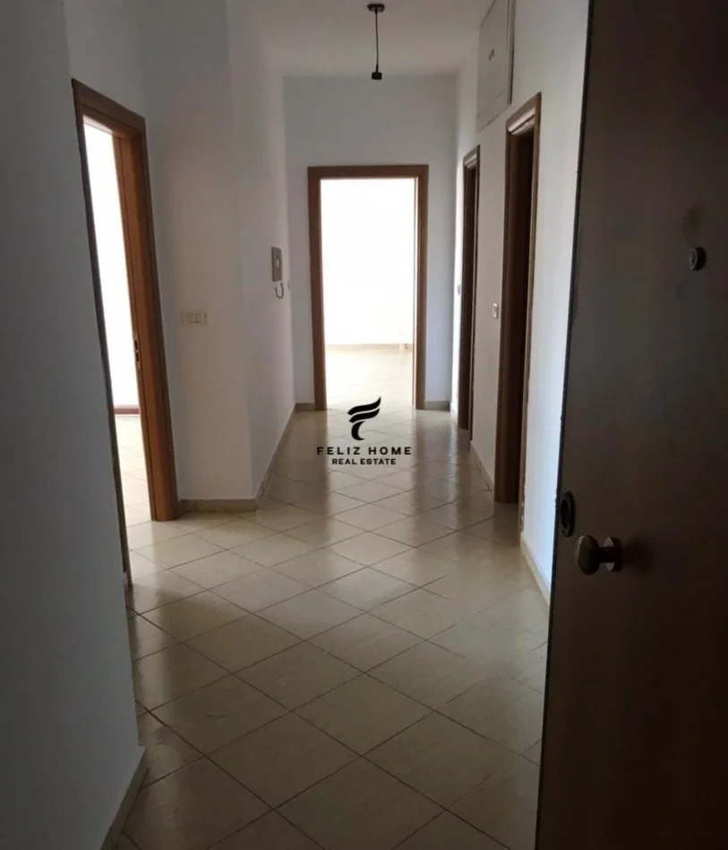 Tirana, affitto mensile appartamento 2+1 Piano 3, 90 m² 650 € (COMUNE DI PARISIT)