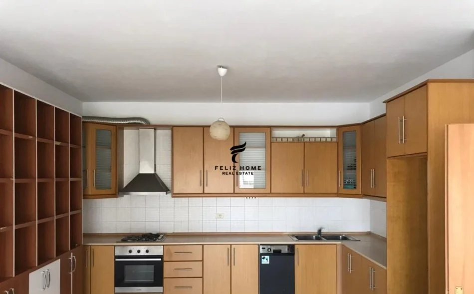 Tirana, affitto mensile appartamento 2+1 Piano 3, 90 m² 650 € (COMUNE DI PARISIT)
