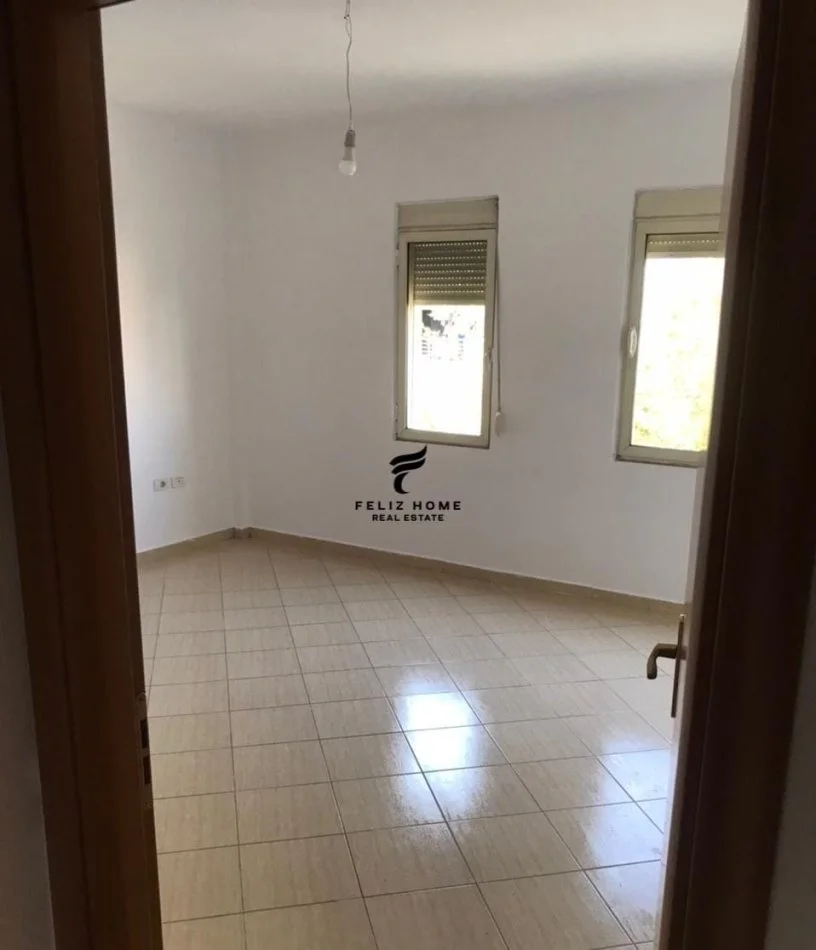 Tirana, affitto mensile appartamento 2+1 Piano 3, 90 m² 650 € (COMUNE DI PARISIT)