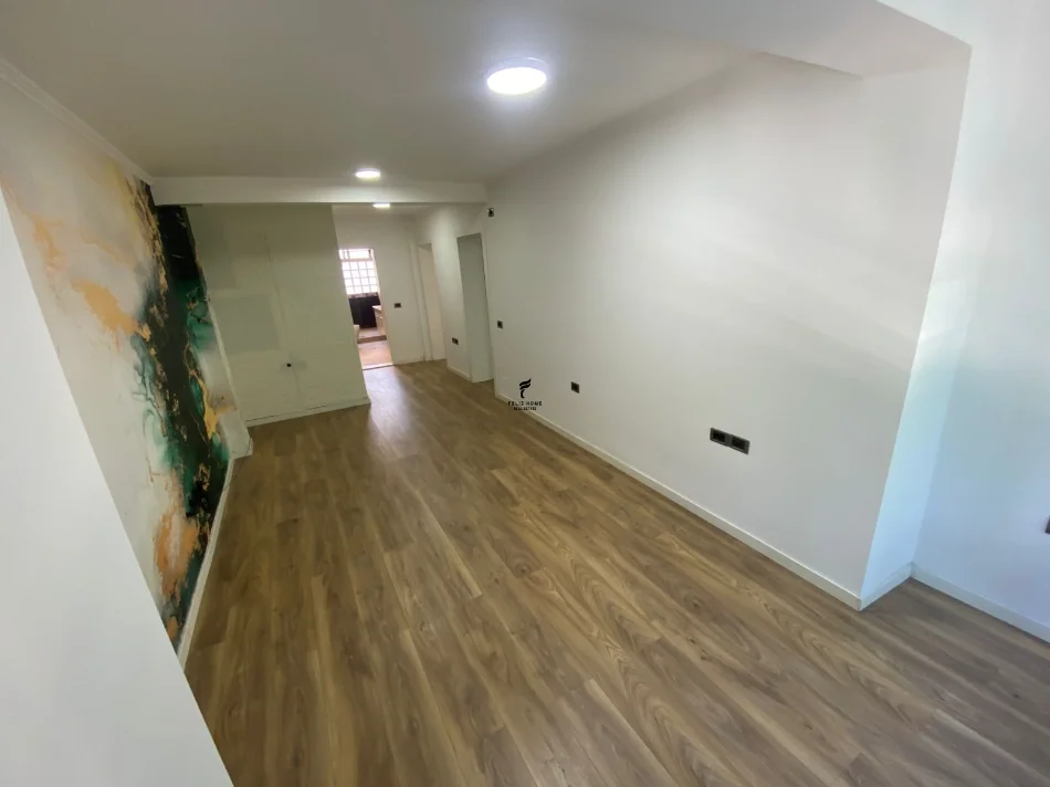 Tirane, affitto ufficio Kati 1, 80 m² 800 € (VIA KAVAJES)