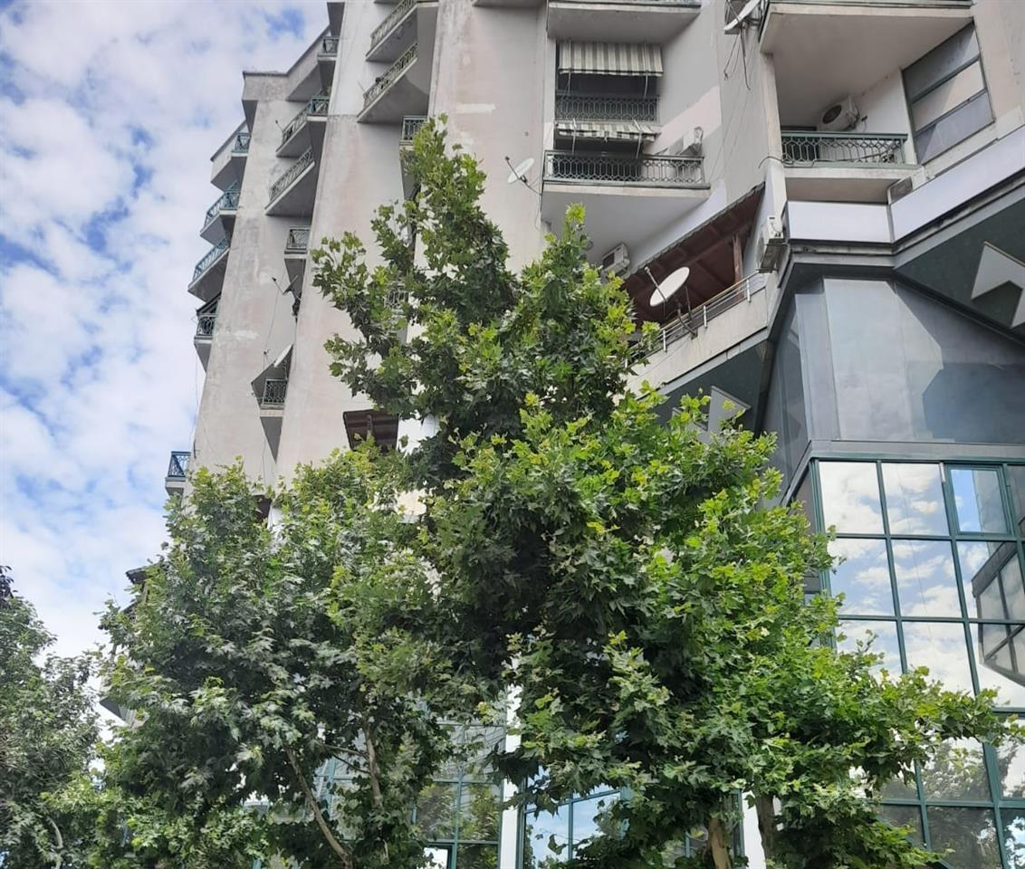 SHITET,JEPET ME QIRA AMBIENT KOMERCIAL 540M², RRUGA KAVAJËS!