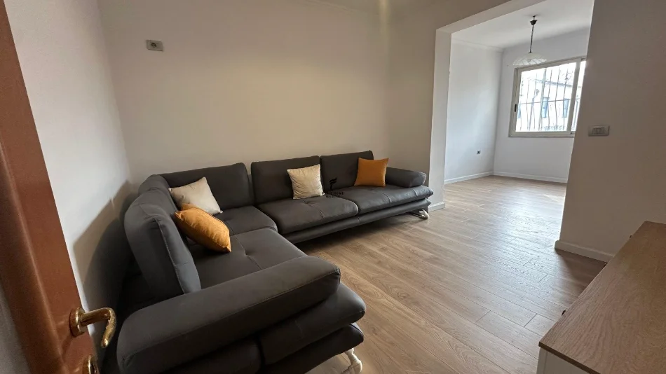 Tirane, affitto appartamento 2+1 al quinto piano, 75 m², 800 € (Piazza Willson)