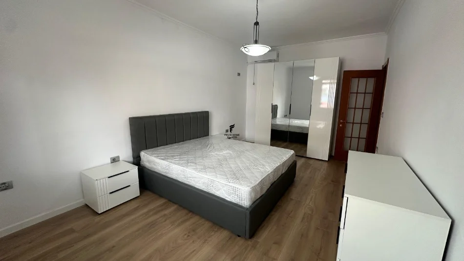 Tirane, affitto appartamento 2+1 al quinto piano, 75 m², 800 € (Piazza Willson)