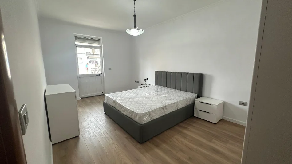 Tirane, affitto appartamento 2+1 al quinto piano, 75 m², 800 € (Piazza Willson)