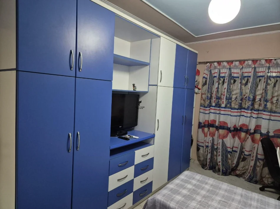Tirane, affitto appartamento 2+1 Piano 6, 650 € (ALI DEMI)
