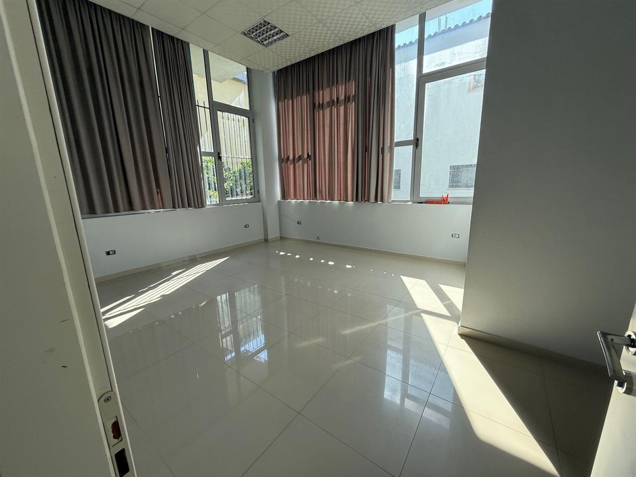 Shop and Warehouse for Rent - 400 m2 - Casa Italia 1,400 Euro
