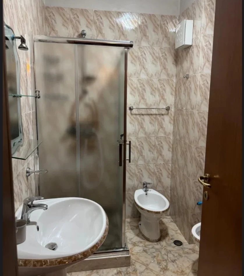 Tirana, affitto appartamento 1+1 al piano 8, 65 m², 600 € (Piazza Willson)