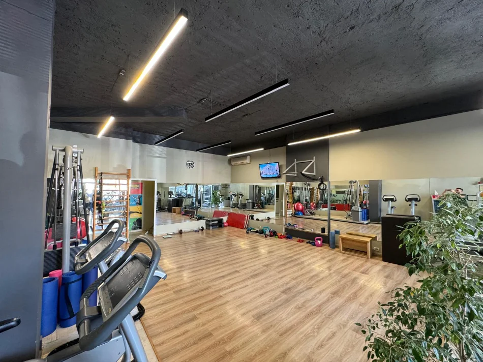 Tirane, vendesi negozio al piano 0, 160 m², 300.000 € (MYSLYM SHYRI)
