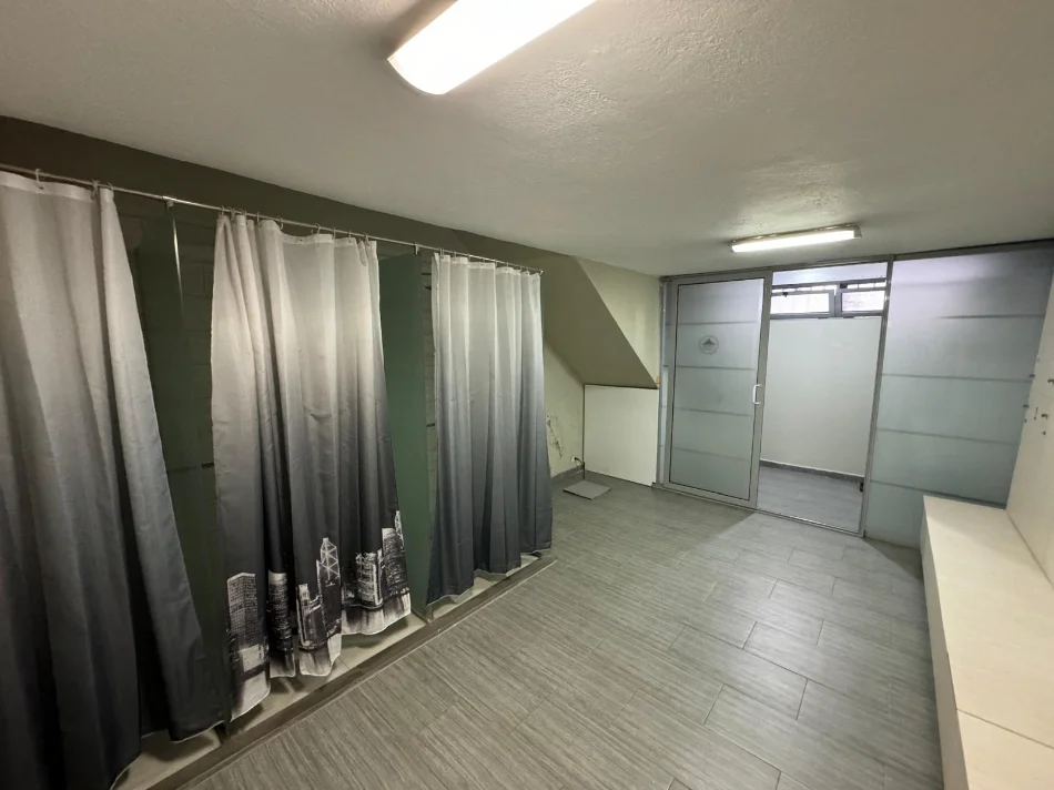 Tirane, vendesi negozio al piano 0, 160 m², 300.000 € (MYSLYM SHYRI)