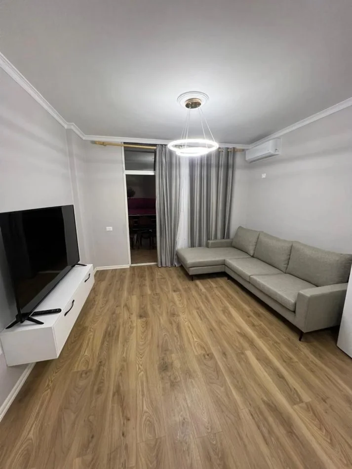 Tirana, affitto appartamento 2+1 al sesto piano, 100 m², 700 € (VIA FORTUZI)