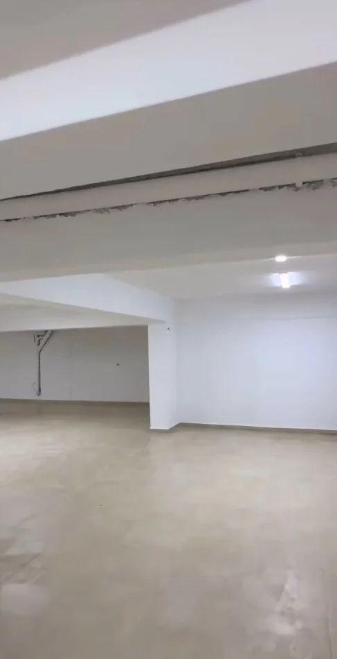 Tirane, jepet me qera magazine Kati -1, 300 m² 1.300 € (YZBERISHT)