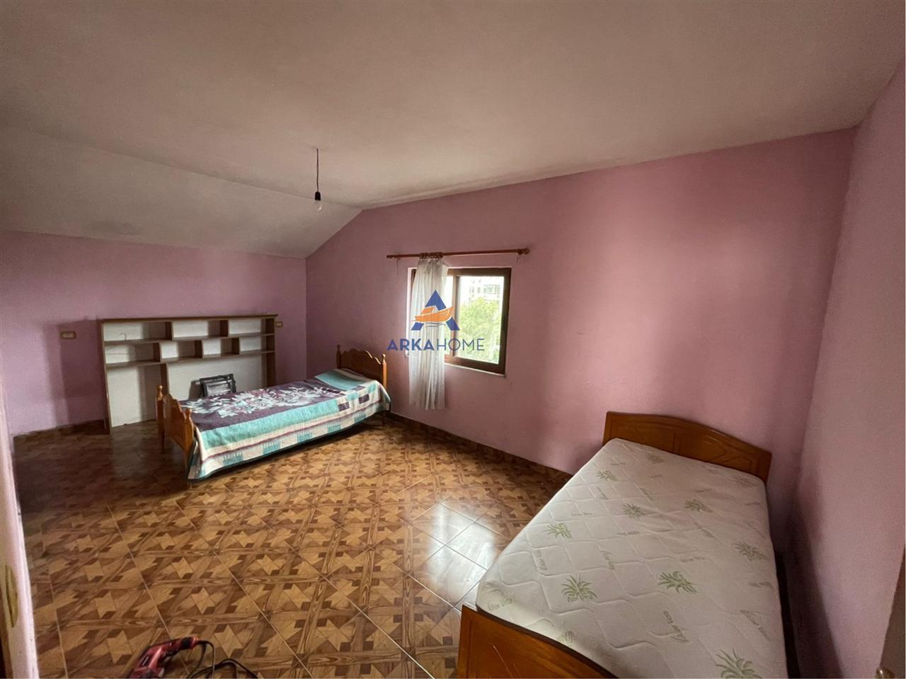 JEPET ME QERA KATI I 3 I NJE SHTEPIE PRIVATE "LAPRAKE (Rruga