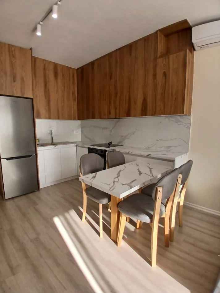 Tirane, affitto appartamento 2+1 al piano 4, 75 m² a 900 € (ZOGU I ZI)