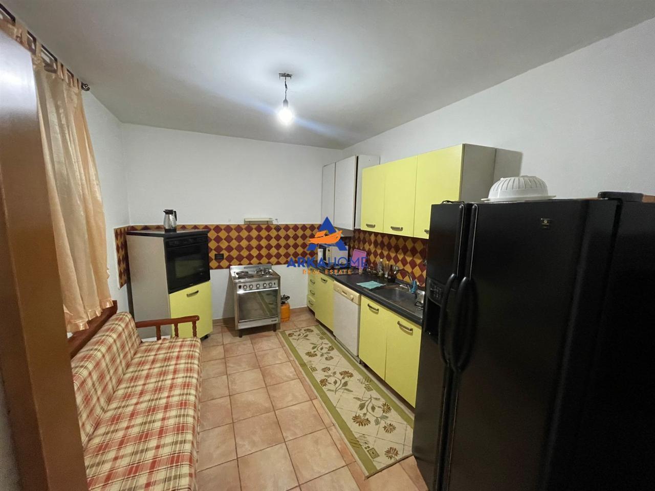VILÀ 2-CANTINE CON PIANO + GARSONIERE "KTHESA E KAMZËS, LAPRAKE"