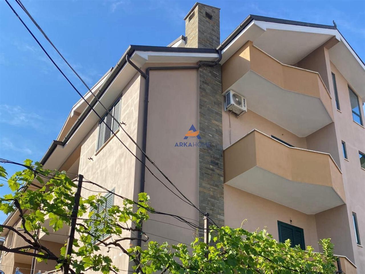 JEPET ME QERA VILE 4-KATSHE 300M2 " PRANË UET,PORCELAN" 2700