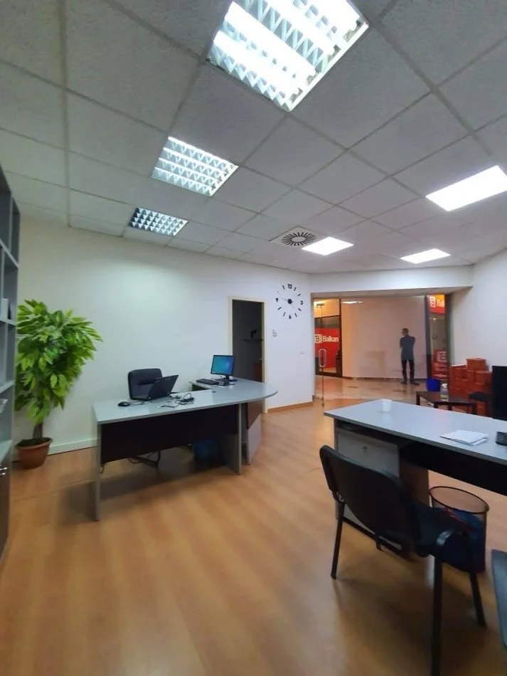 Tirane, vendesi negozio Piano 0, 45 m² 185.000 € (TOPTANI)